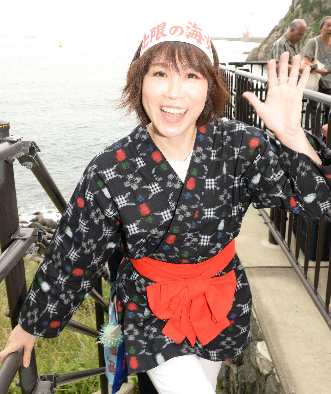 新曲の舞台になった三陸で「あまちゃん」になってポーズを決める水森かおり