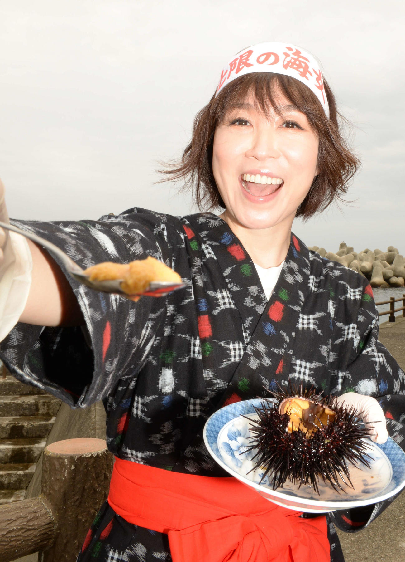 新曲の舞台になった三陸地方で、ウニを食べる水森かおり