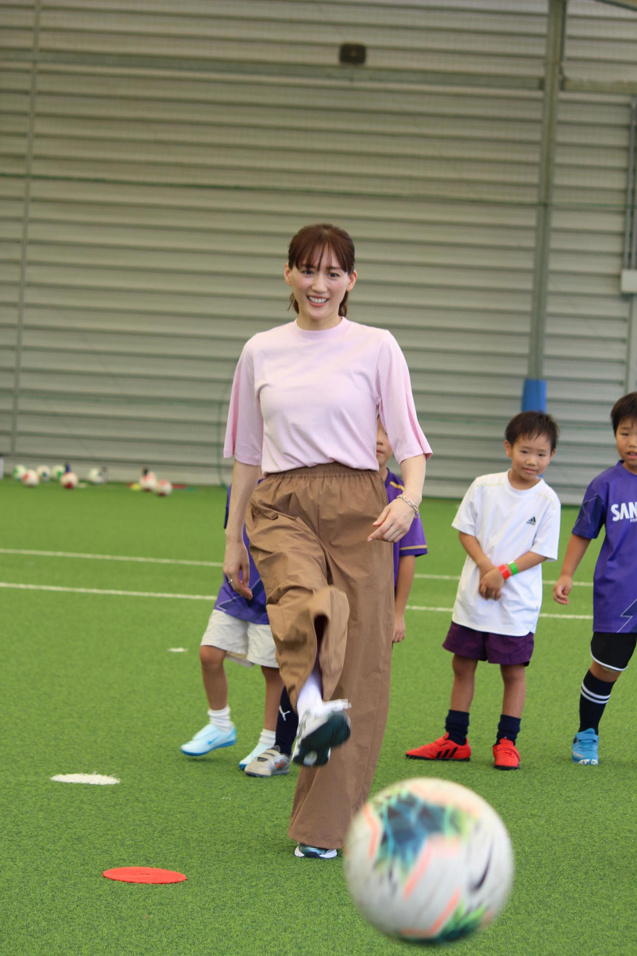 「ドコモ未来フィールドの応援サポーター」として、子どもたちとフットサルを楽しんだ綾瀬はるか