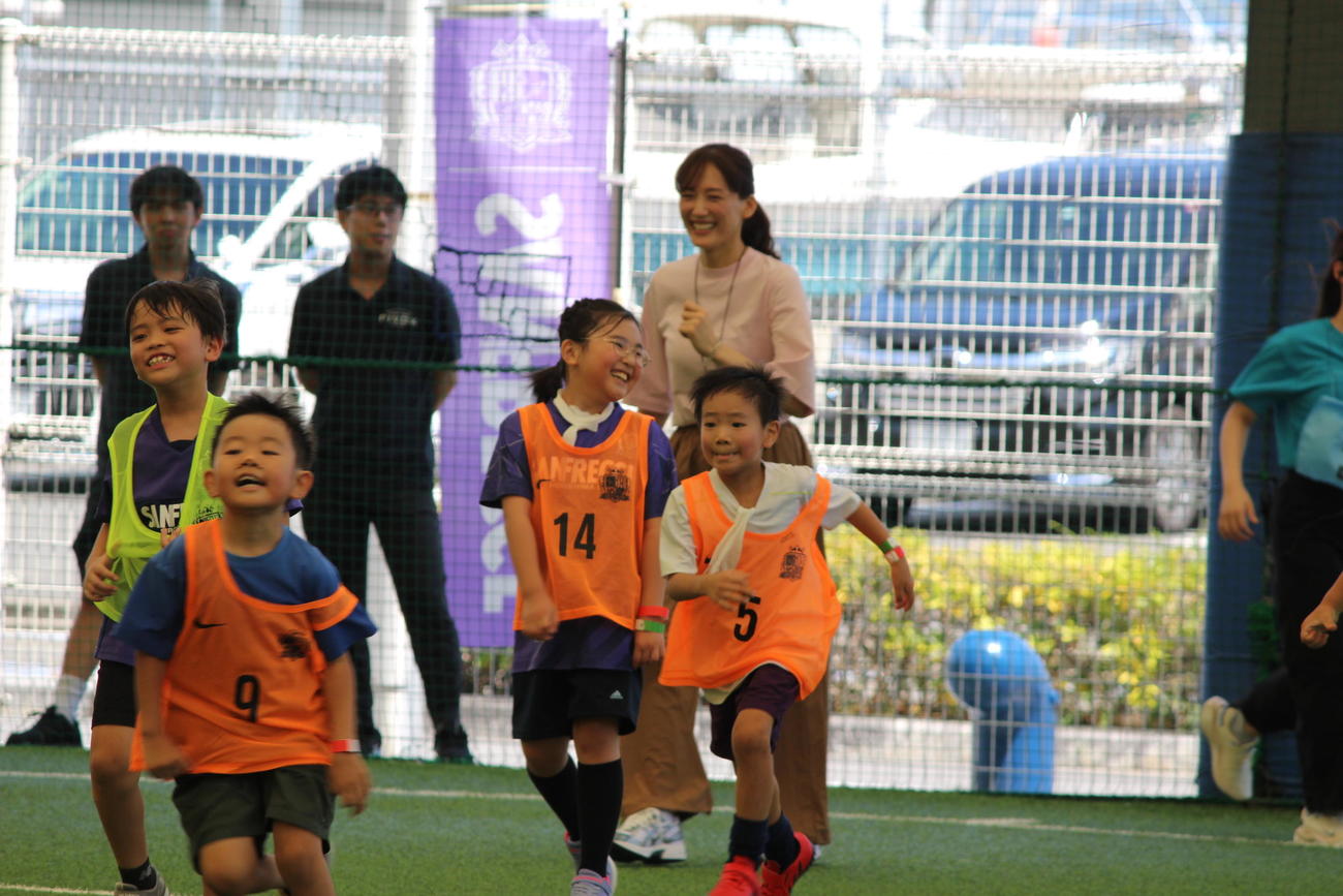 「ドコモ未来フィールドの応援サポーター」として、子どもたちとフットサルを楽しんだ綾瀬はるか