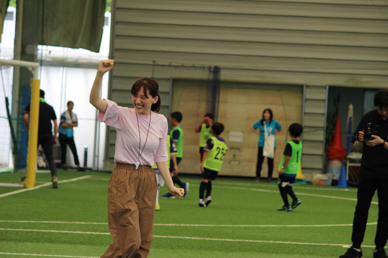 「ドコモ未来フィールドの応援サポーター」として、子どもたちとフットサルを楽しんだ綾瀬はるか
