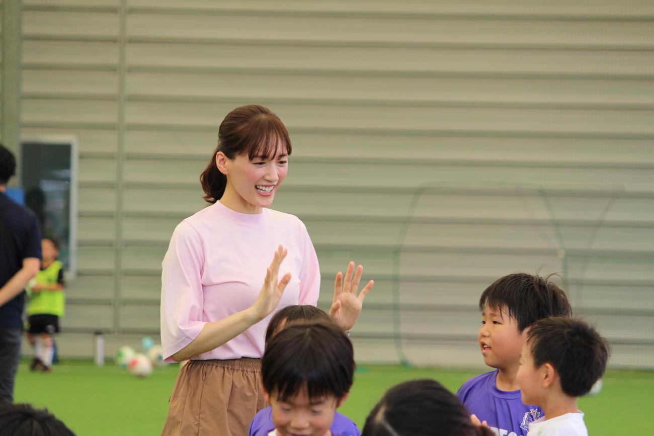 「ドコモ未来フィールドの応援サポーター」として、子どもたちとフットサルを楽しんだ綾瀬はるか