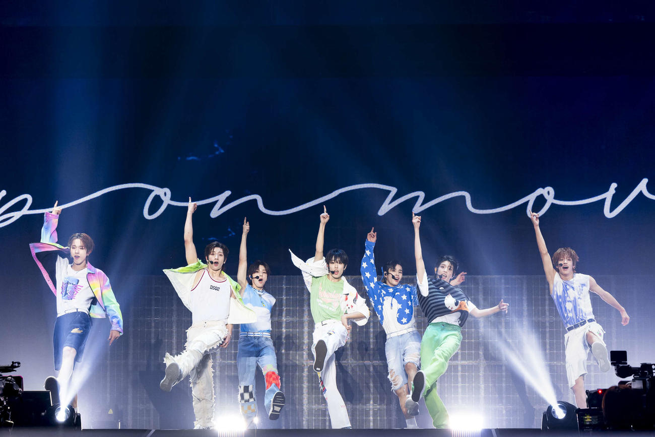 ショーケース・ツアーでパフォーマンスするNEXZ。左からTOMOYA、YU、SO GEON、HYUI、HARU、YUKI、SEITA（撮影：田中聖太郎写真事務所）