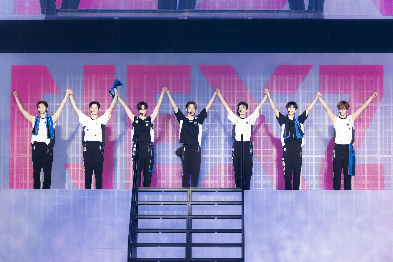 ショーケース・ツアーであいさつするNEXZ。左からYU、HARU、SO GEON、TOMOYA、YUKI、HYUI、SEITA（撮影：田中聖太郎写真事務所）