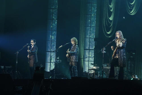 THE ALFEE50周年デビュー日ライブで来場者１万人に感謝状贈る　３人の生サイン入り