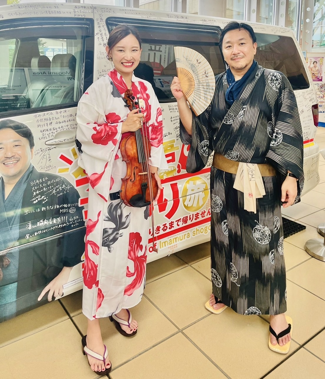 “まつり旅”の愛車「たび丸号」の前で、ポーズを取る益子侑(左)と今村翔吾氏
