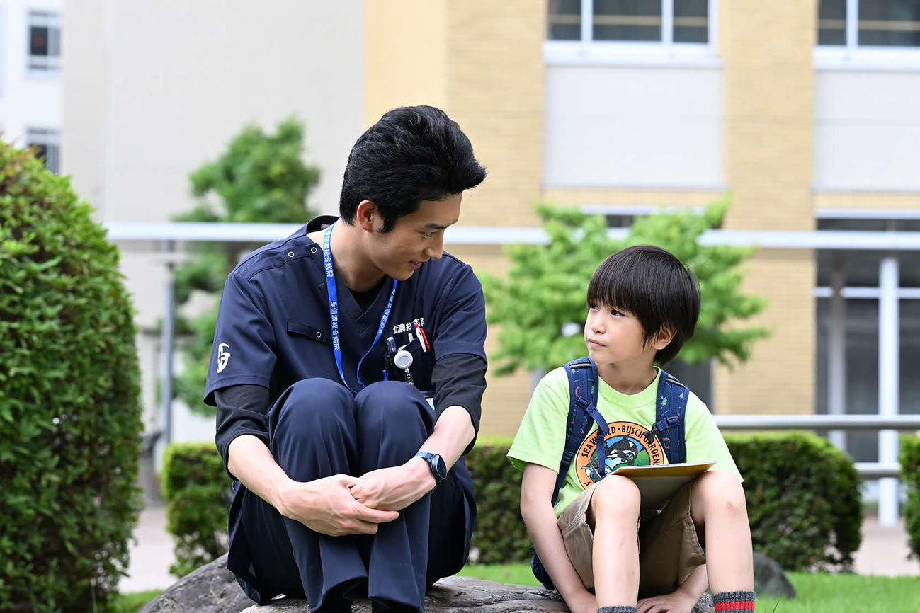 カンテレ・フジテレビ系「マウンテンドクター」より杉野遥亮、湯田幸希（C）カンテレ