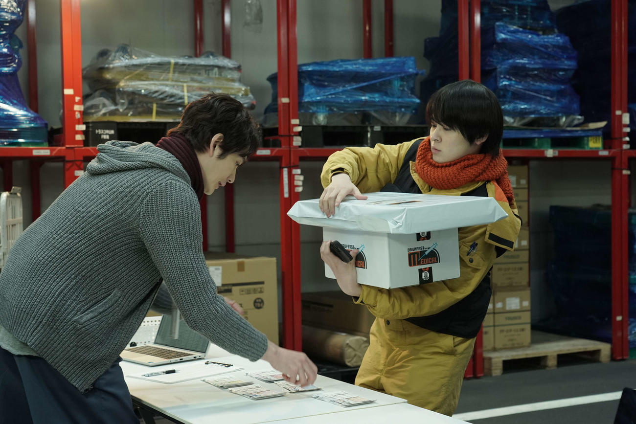 「ラストマイル」に白井一馬役で出演した望月歩（右）（C）2024映画『ラストマイル』製作委員会