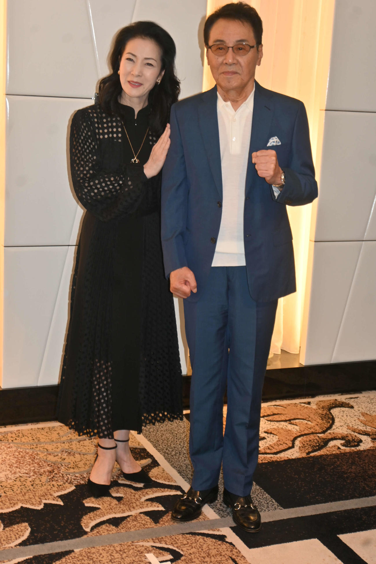 大阪・新歌舞伎座開場65周年記念「歌手生活60年　五木ひろし特別公演　坂本冬美特別公演」の取材会に出席した五木ひろし（右）坂本冬美（撮影・松浦隆司）