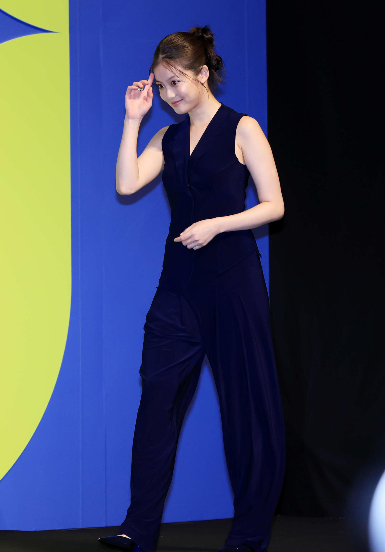 「Forbes JAPAN 30UNDER30 2024」アウディ特別賞を受賞した今田美桜は笑顔で登壇する（撮影・浅見桂子）