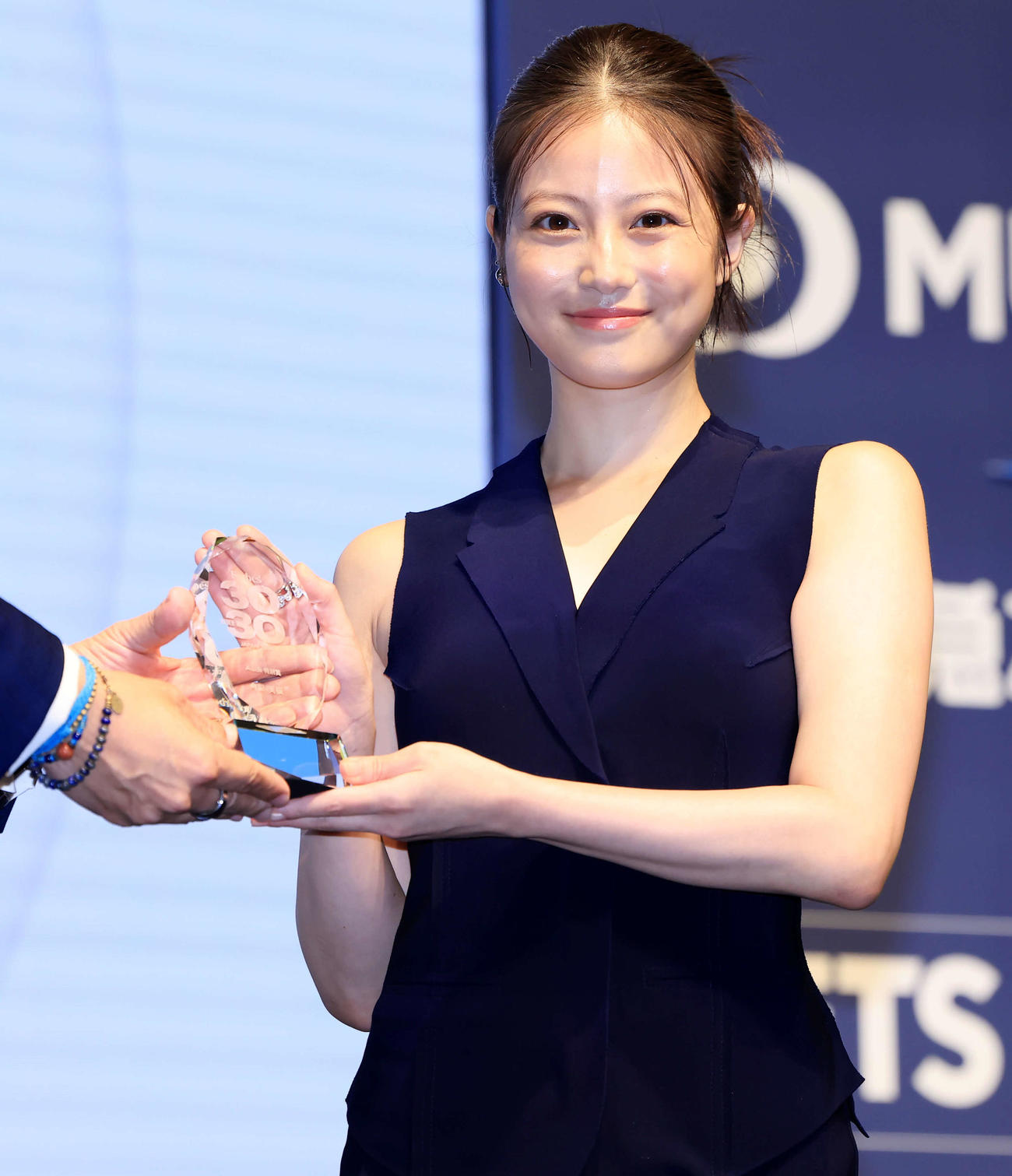 「Forbes JAPAN 30UNDER30 2024」アウディ特別賞を受賞した今田美桜はトロフィーを手に笑顔（撮影・浅見桂子）