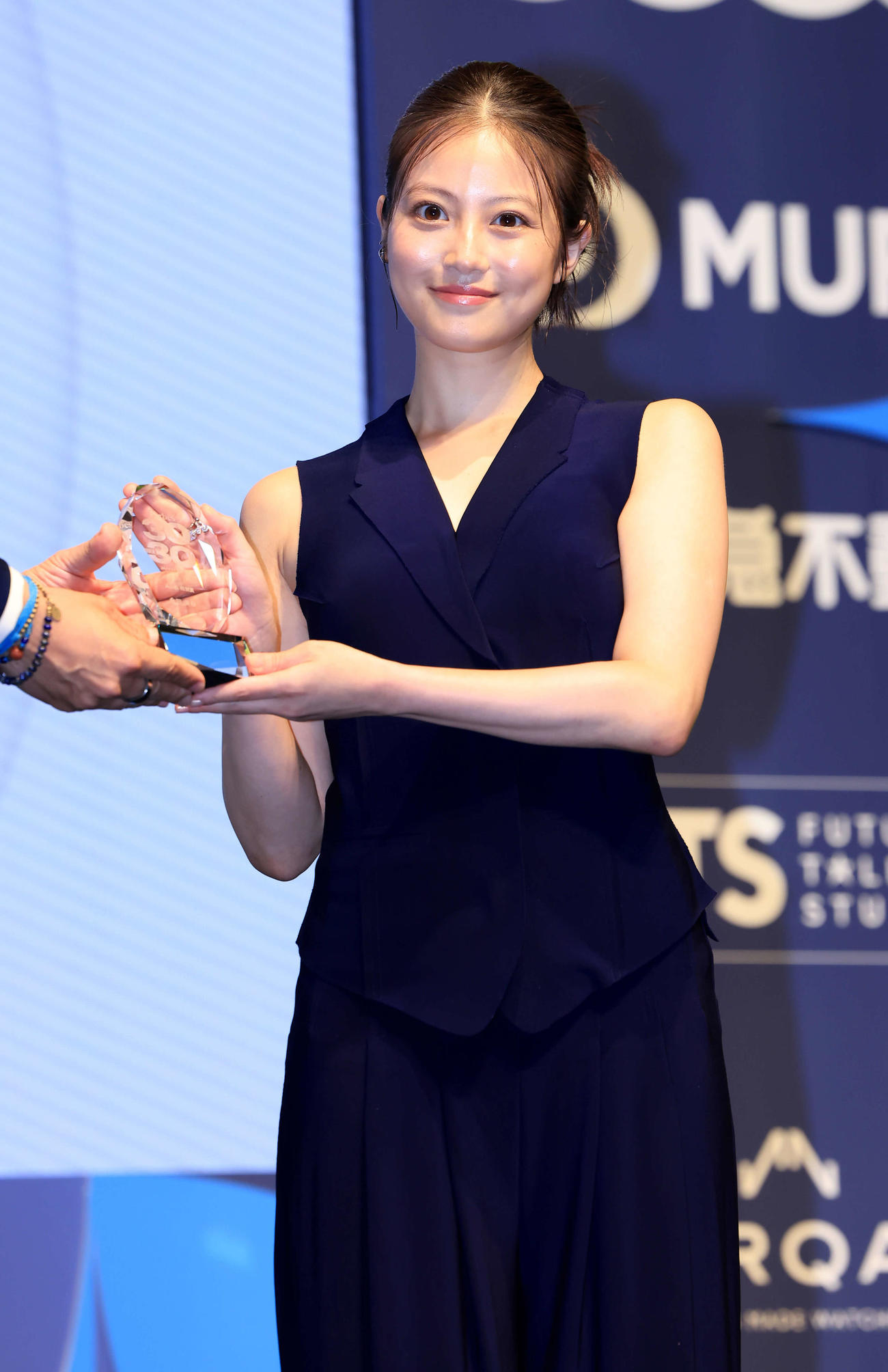 「Forbes JAPAN 30UNDER30 2024」アウディ特別賞を受賞した今田美桜はトロフィーを手に笑顔（撮影・浅見桂子）
