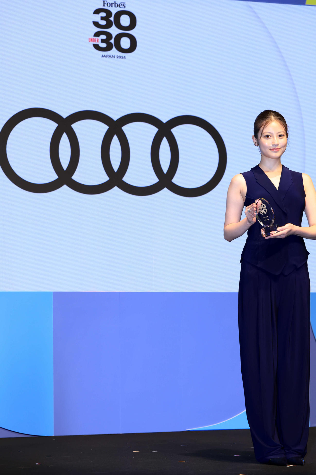 「Forbes JAPAN 30UNDER30 2024」アウディ特別賞を受賞した今田美桜はトロフィーを手に笑顔（撮影・浅見桂子）