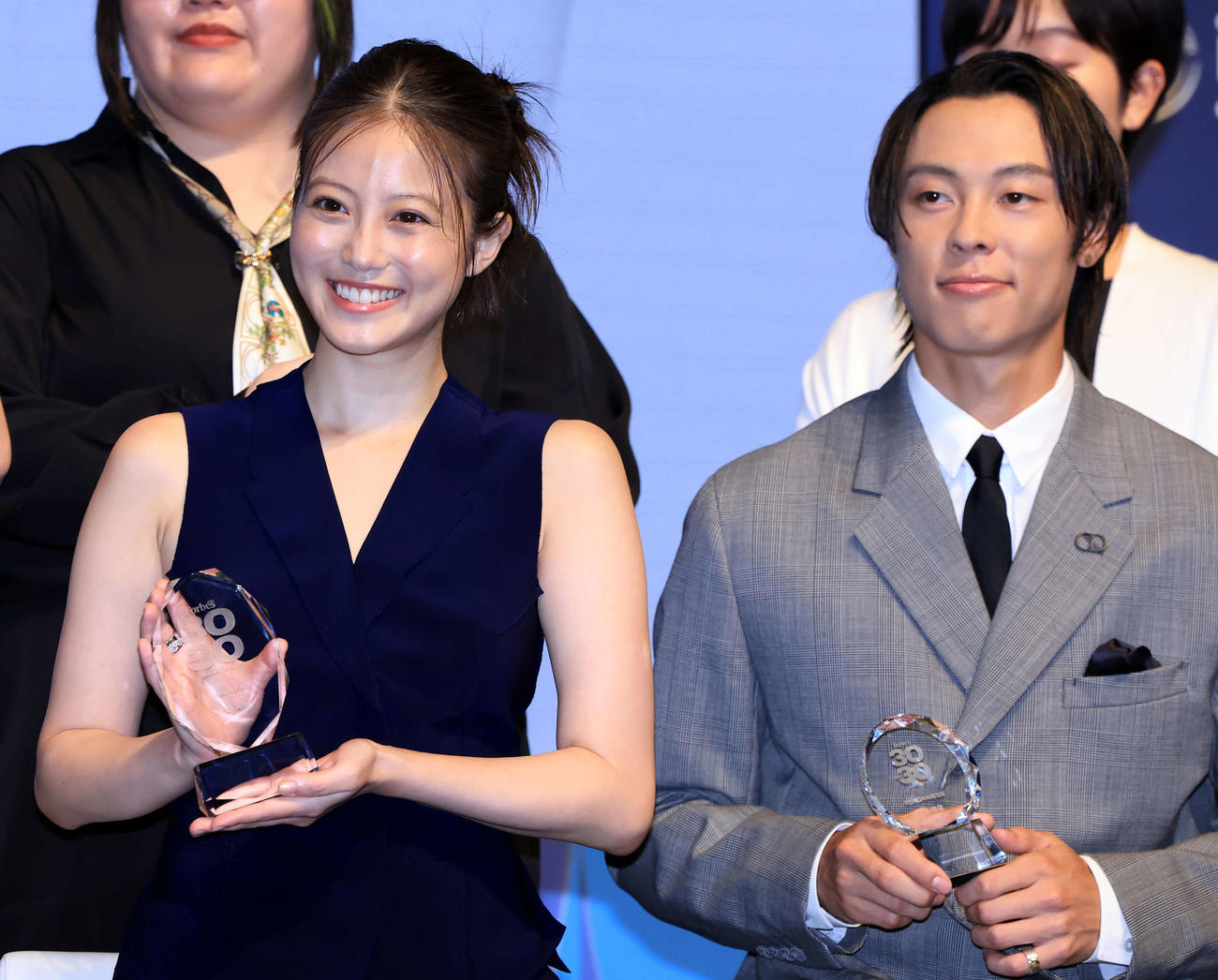 「Forbes JAPAN 30UNDER30 2024」特別賞を受賞した今田美桜（左）と小林陵侑は笑顔（撮影・浅見桂子）