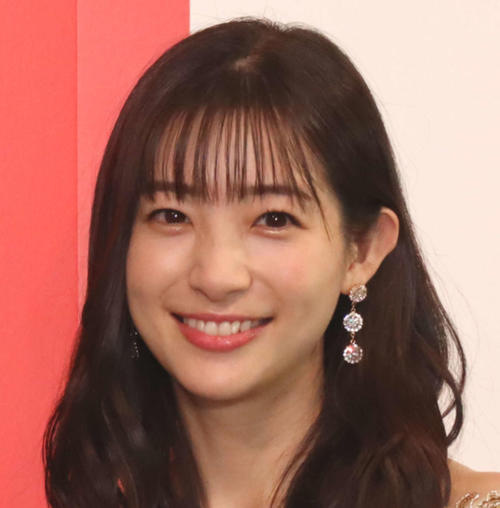 足立梨花「赤紫がっつりいれてきた！」ニューヘアショットにファン「素晴らしい」「かわええ」