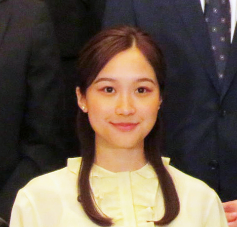 テレ朝新人の松岡朱里アナ、23歳誕生日で花束抱えたショット披露 抱負は「涙もろい、卒業」