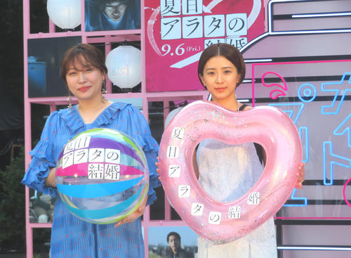 黒島結菜＆丸山礼、ナイトプールでの映画「夏目アラタの結婚」公開直前イベント実施に困惑