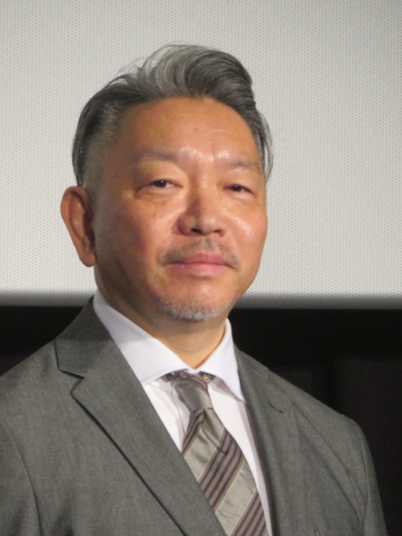 映画「シサム」完成披露舞台あいさつに出席した中尾浩之監督