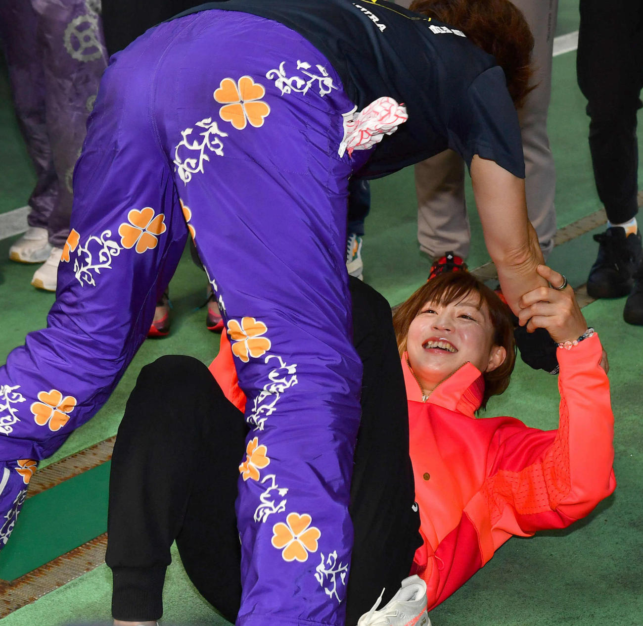 福岡ボートのピットで山川美由紀にともえ投げをかけるパリ五輪柔道金メダリストの角田夏実（撮影・岩下翔太）