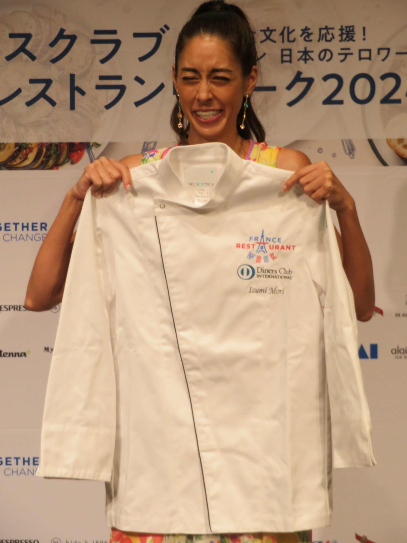 「ダイナースクラブ　フランス　レストランウィーク2024」プレス発表会で、名前入りのコックコートを贈られ、喜ぶ森泉（撮影・村上幸将）