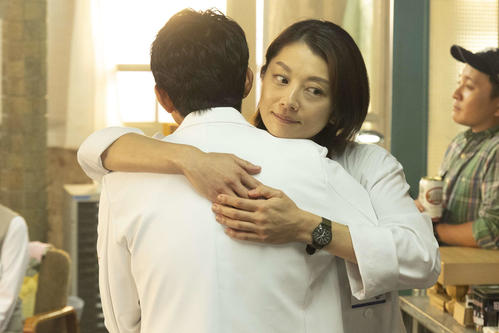 岡本はラブホテルで半裸の状態で目が覚め焦る…／「新宿野戦病院」第９話あらすじ