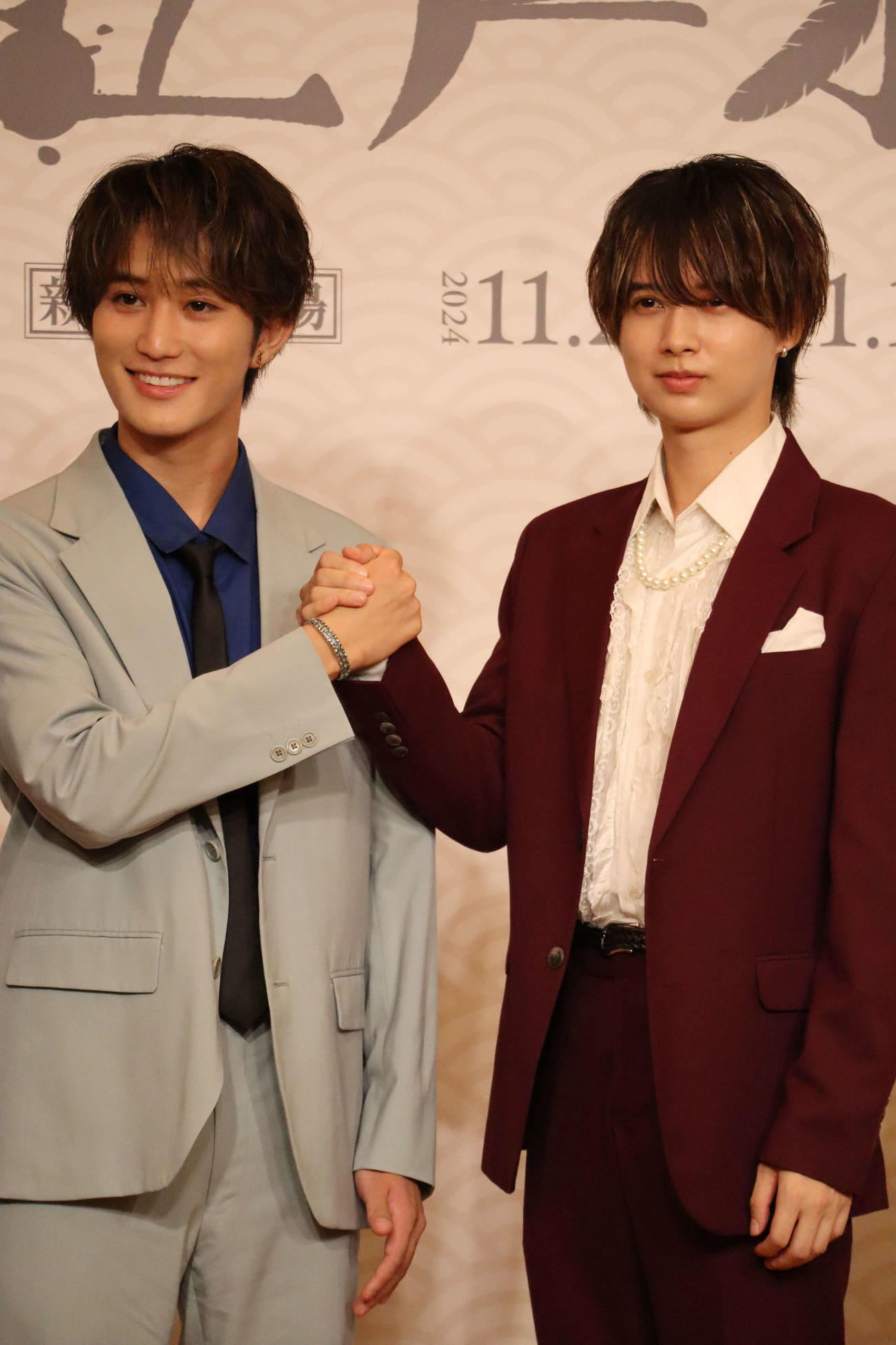 舞台「劇走江戸鴉　チャリンコ傾奇組」の制作発表会見に出席した橋本涼（左）、井上瑞稀