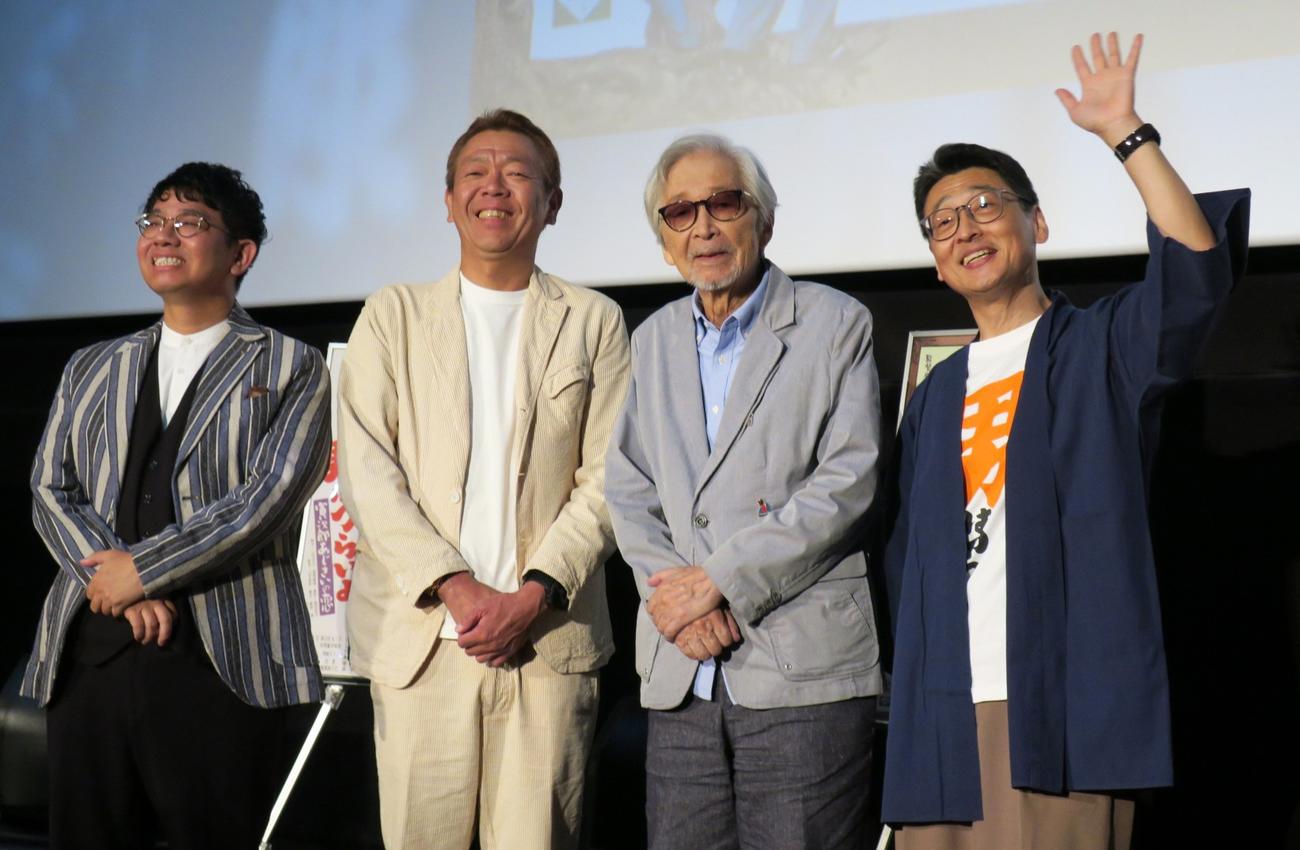 「男はつらいよ　55周年記念ファン大感謝祭」で。左から、ミキ昴生、玉袋筋太郎、山田洋次監督、北山雅康