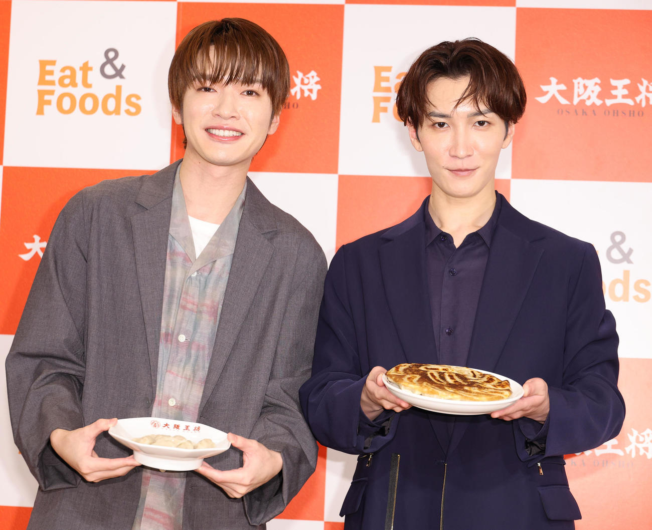 大阪王将冷凍餃子のPRを行うSnow Manの深澤辰哉（左）と渡辺翔太（撮影・中島郁夫）