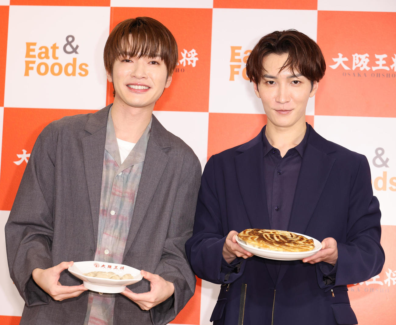 大阪王将冷凍餃子のPRを行うSnow Manの深澤辰哉（左）と渡辺翔太（撮影・中島郁夫）