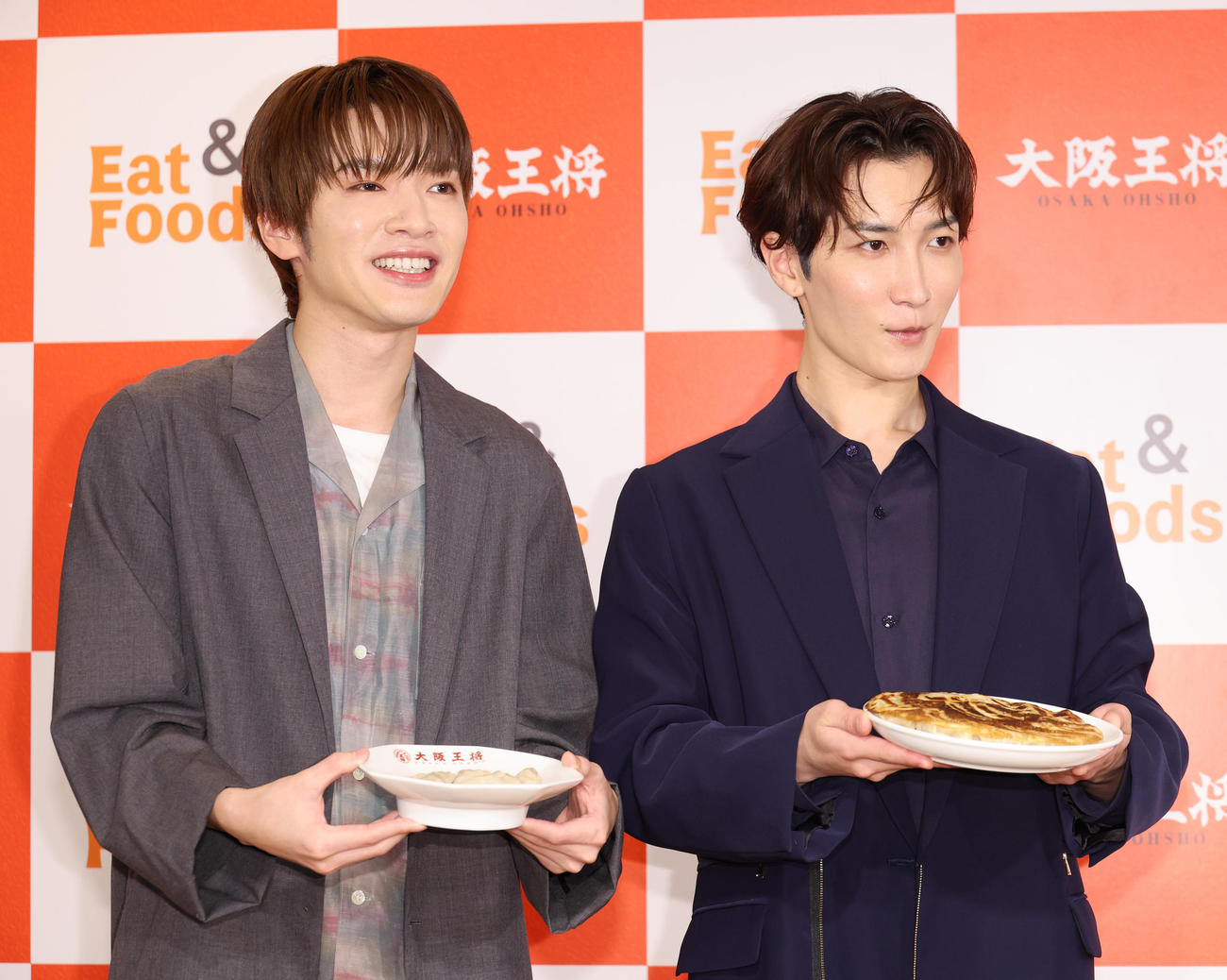 大阪王将冷凍餃子のPRを行うSnow Manの深澤辰哉（左）と渡辺翔太（撮影・中島郁夫）