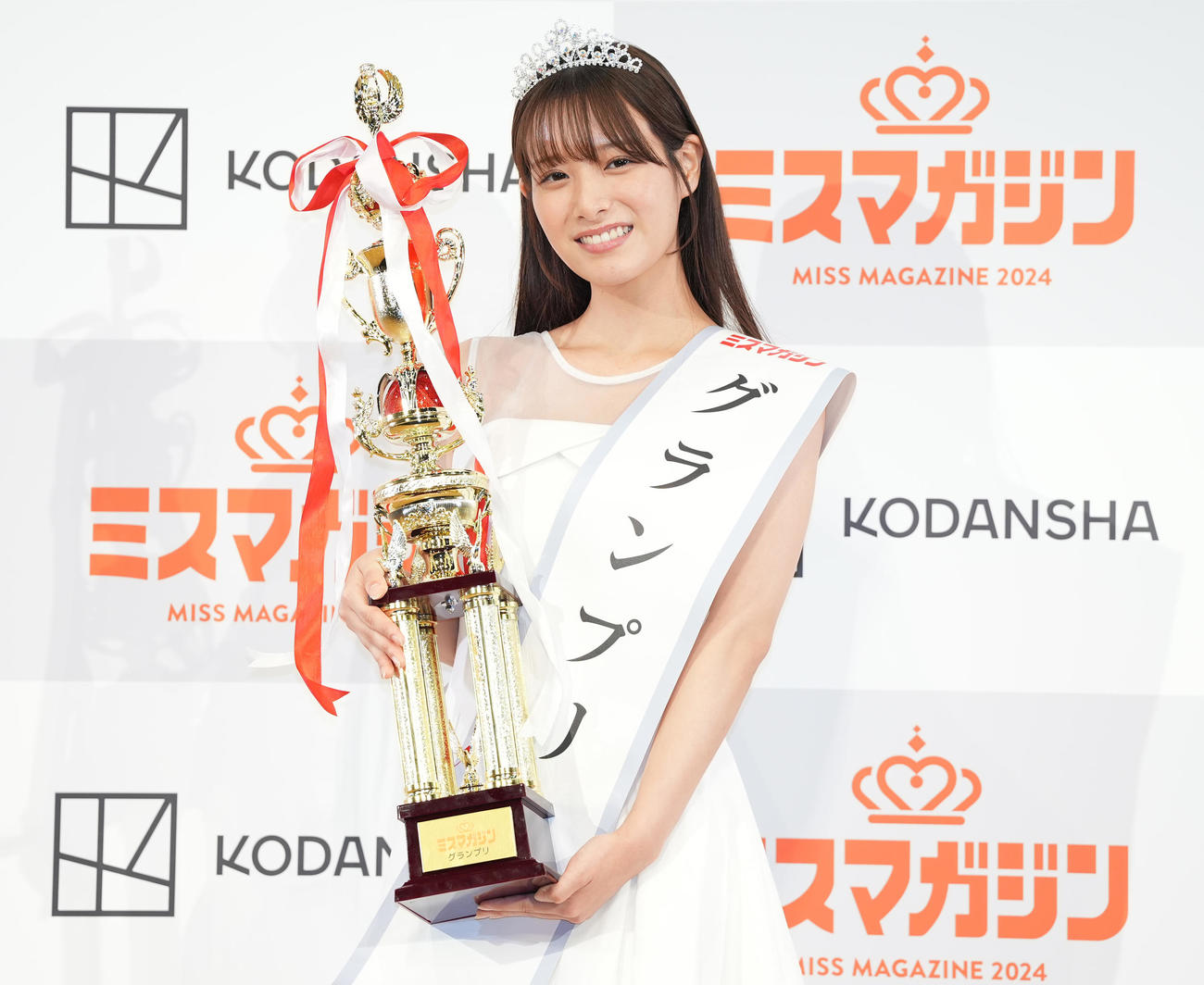 「ミスマガジン2024グランプリ発表イベント」のフォトセッションで笑顔を見せるミスマガジン2024グランプリの葉月くれあ（撮影・鈴木みどり）
