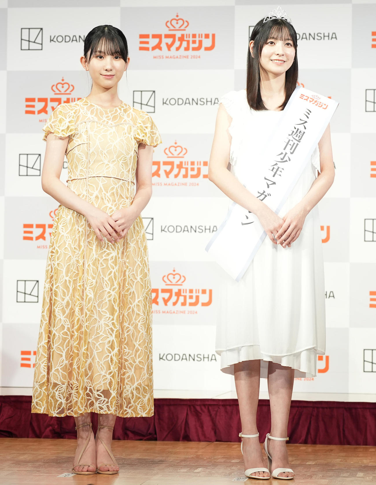 「ミスマガジン2024グランプリ発表イベント」のフォトセッションで笑顔を見せるミス週刊少年マガジンの花城奈央（右）とゲストの西尾希美（撮影・鈴木みどり）