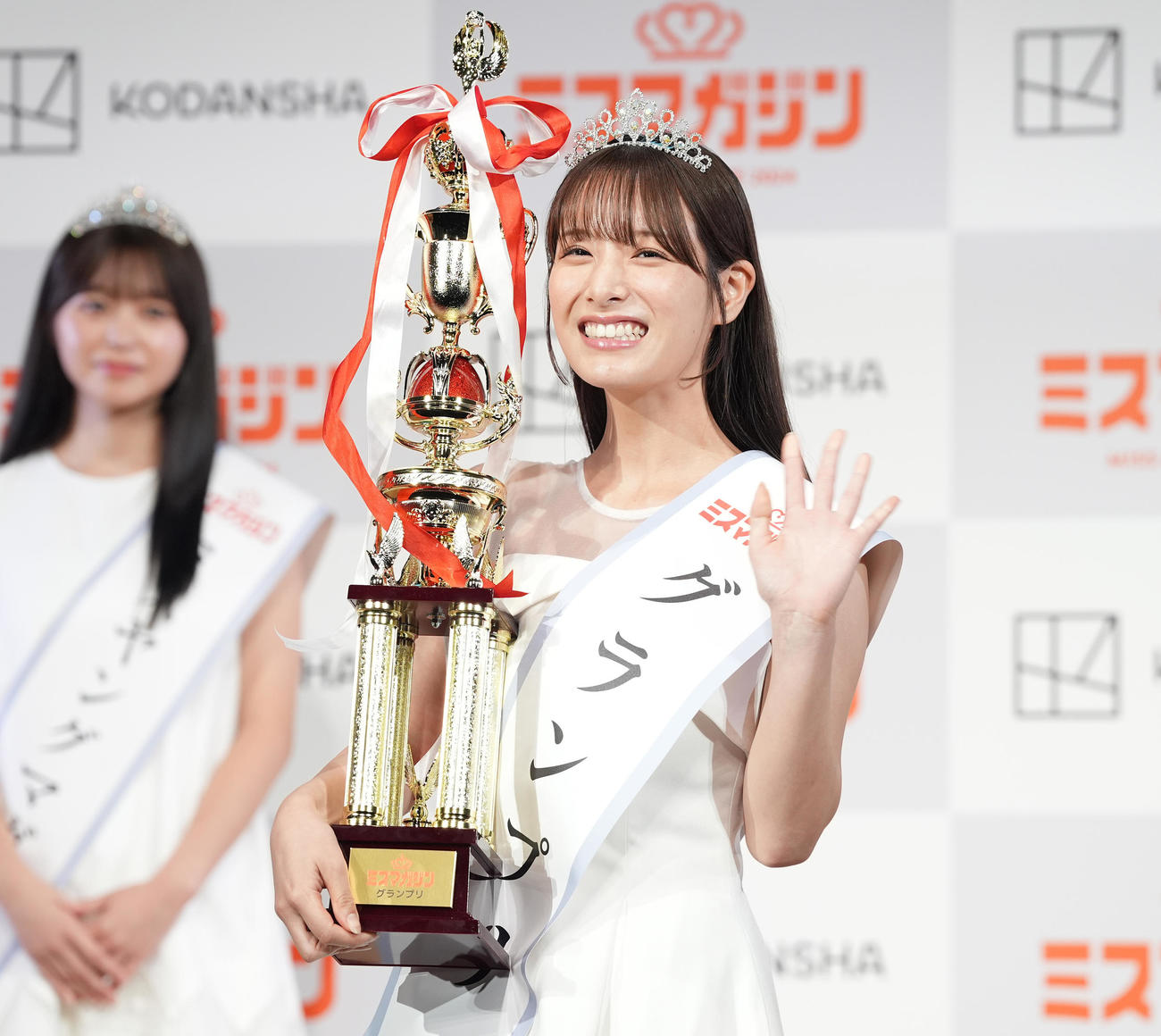 「ミスマガジン2024グランプリ発表イベント」のフォトセッションで笑顔を見せるミスマガジン2024グランプリの葉月くれあ（撮影・鈴木みどり）