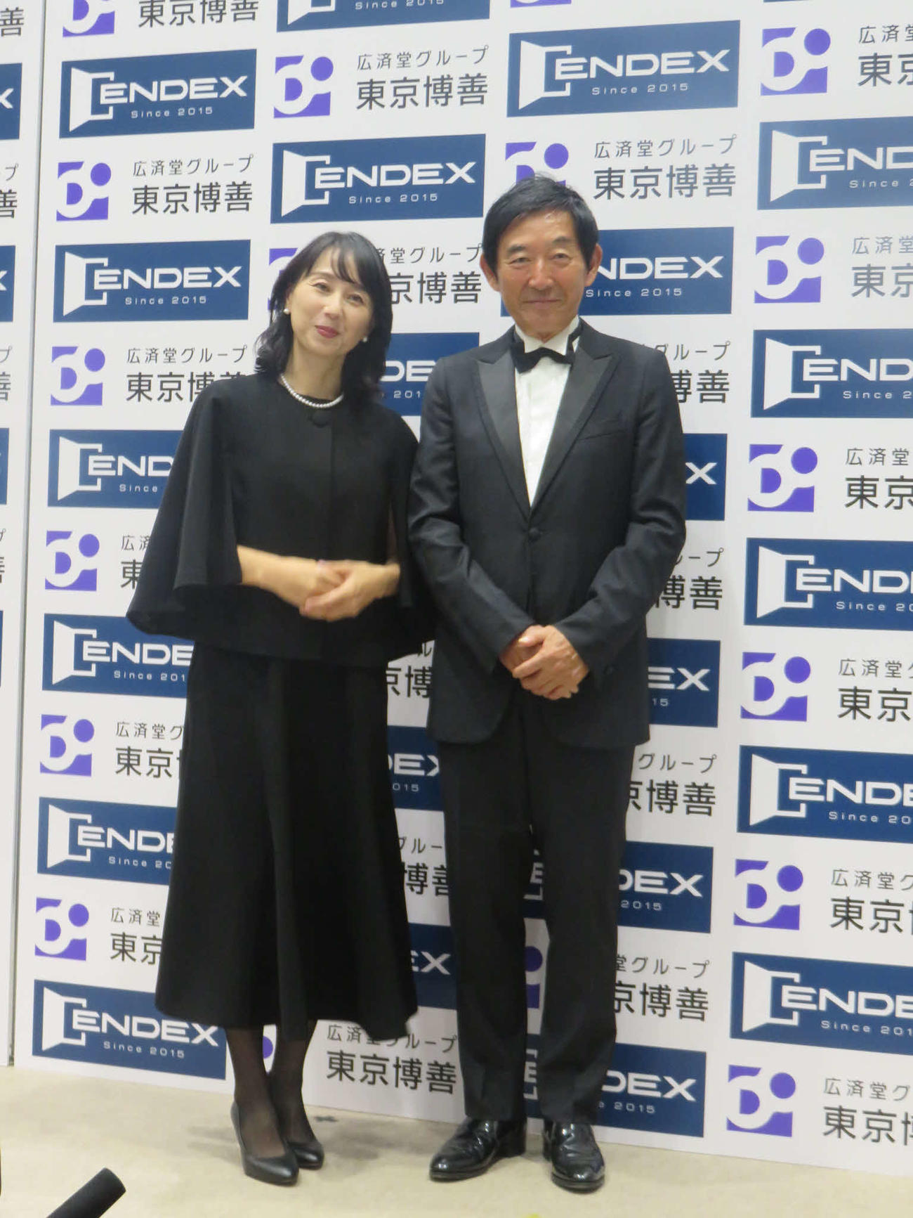 東尾理子夫人（左）とともにツーショット会見した生前葬後の石田純一