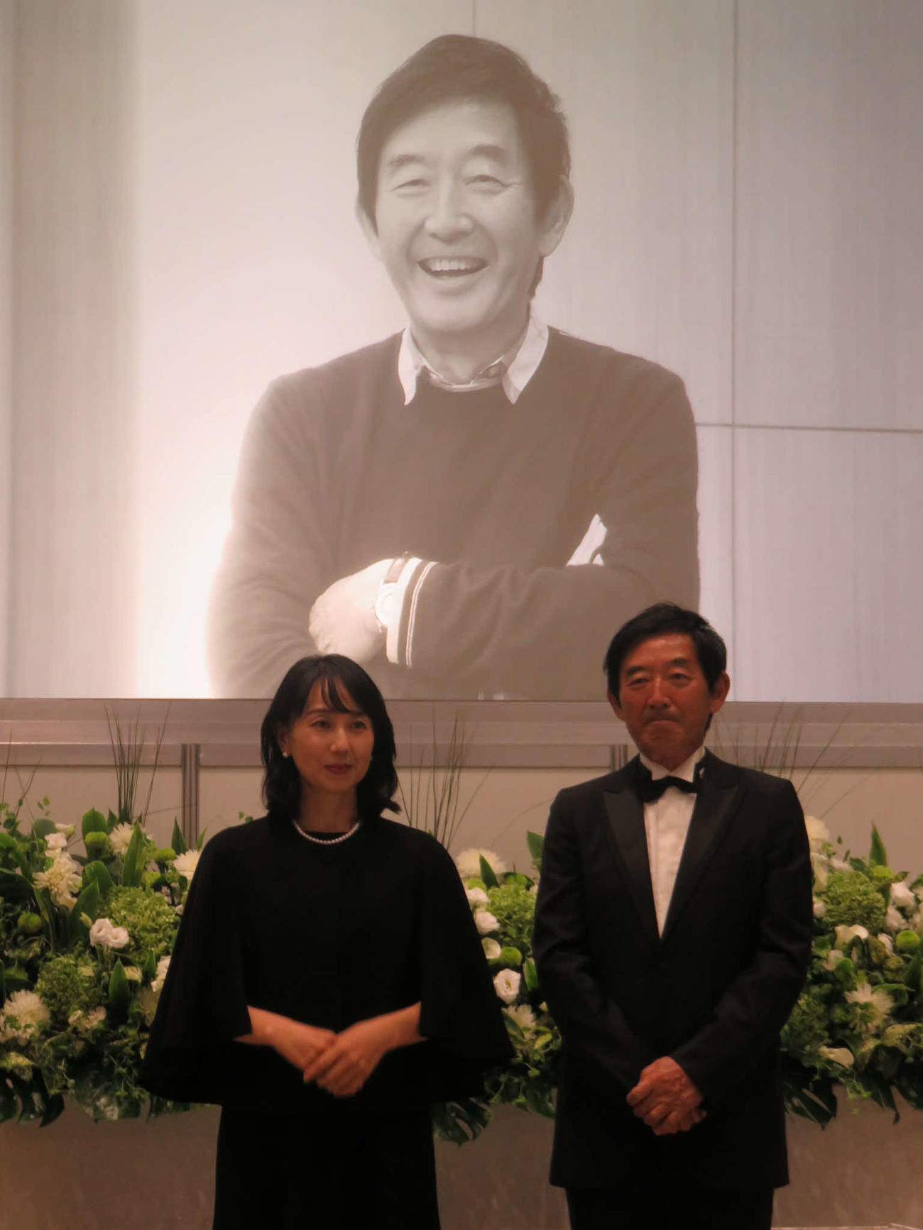 東尾理子夫人（左）とともにツーショット会見した生前葬後の石田純一