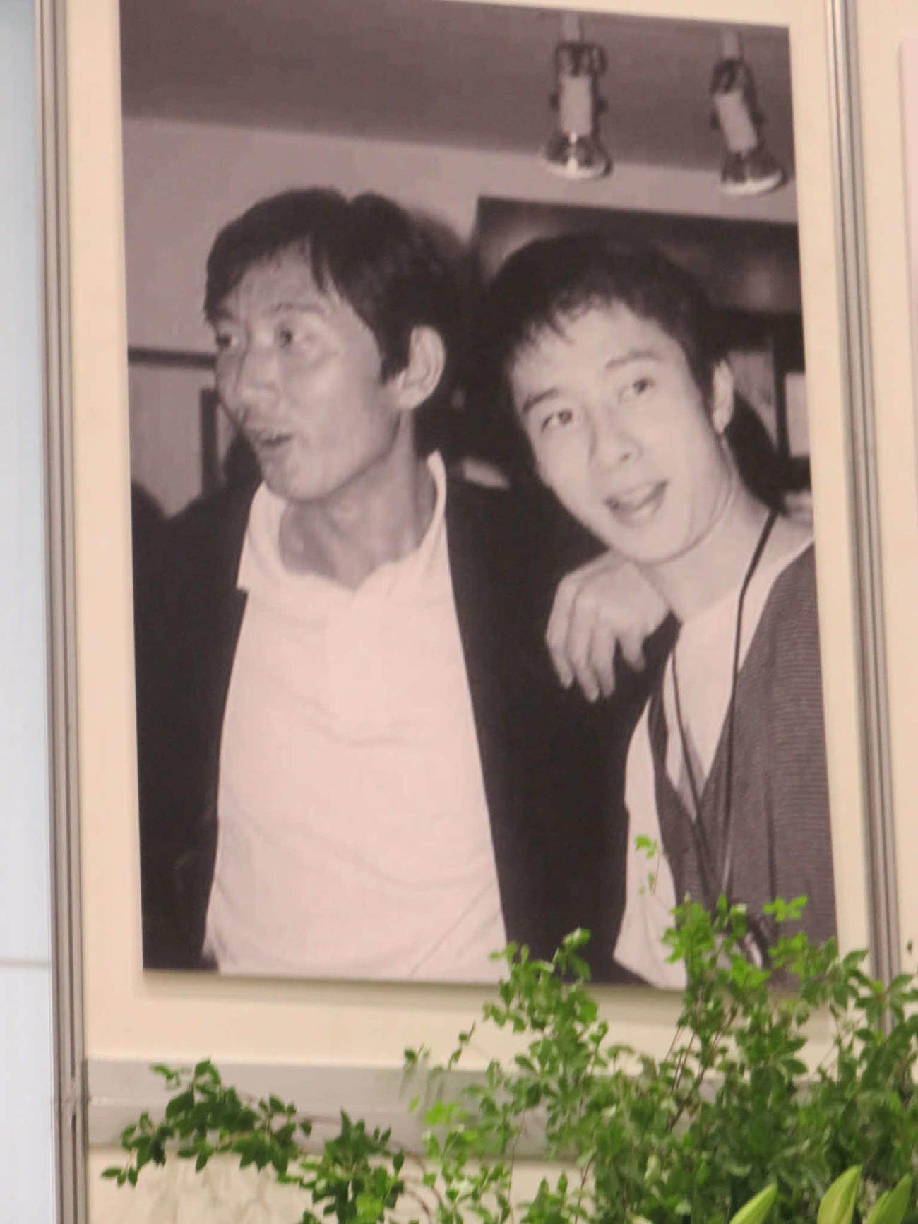 会場に飾られた若き日の石田純一（左）といしだ壱成の写真