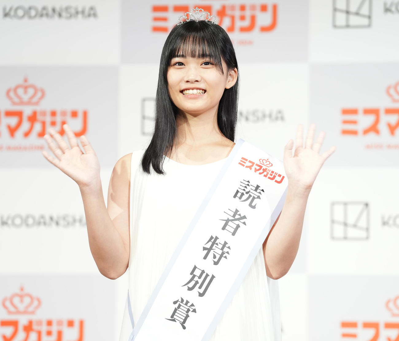 「ミスマガジン2024グランプリ発表イベント」のフォトセッションで手を振る読者特別賞の尾茂井奏良（撮影・鈴木みどり）