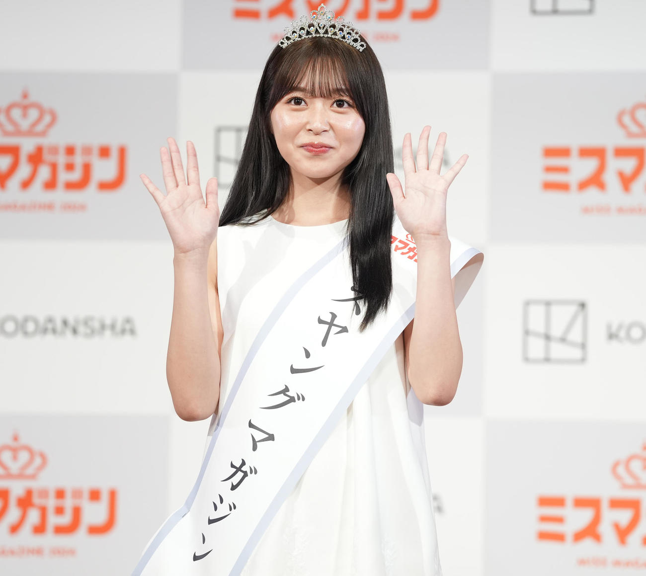 「ミスマガジン2024グランプリ発表イベント」のフォトセッションで笑顔を見せるミスヤングマガジンの山本杏（撮影・鈴木みどり）