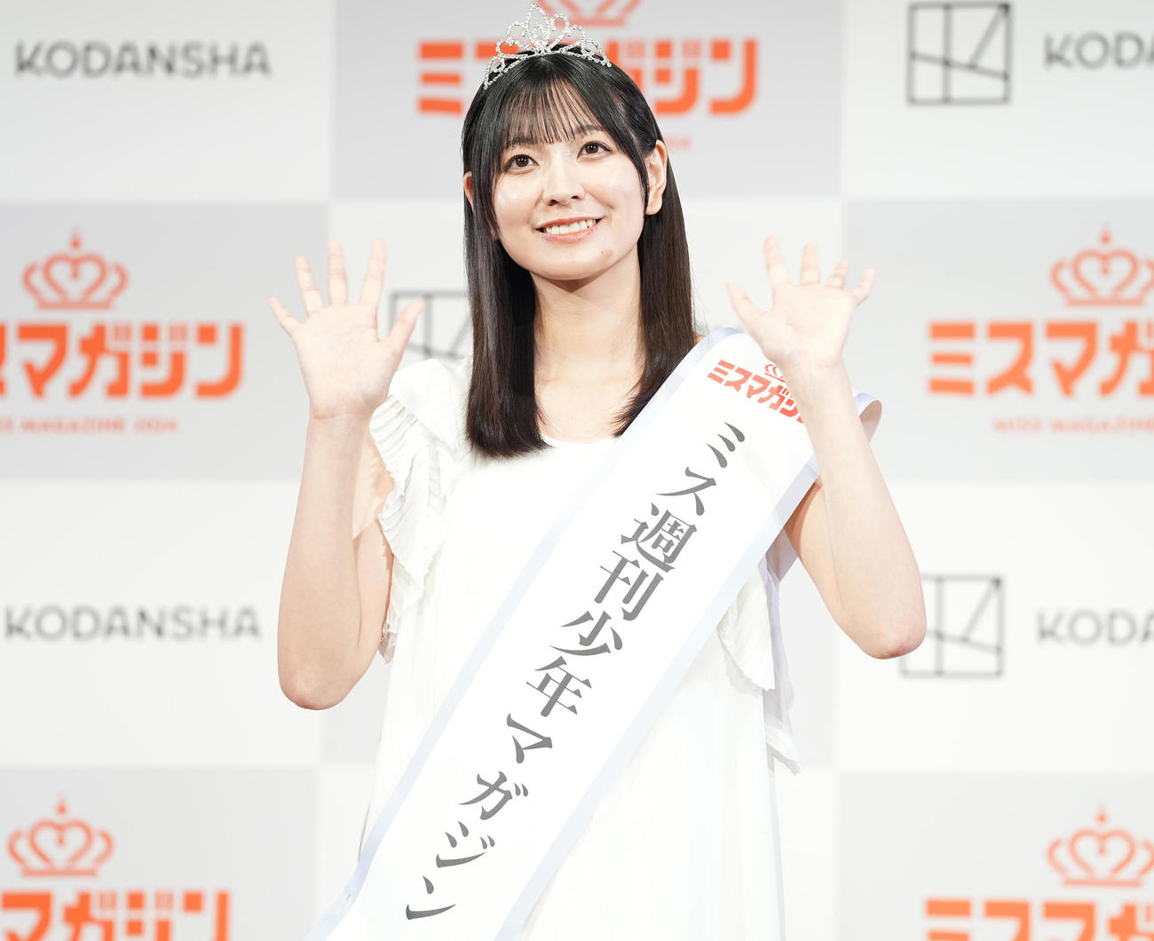 「ミスマガジン2024グランプリ発表イベント」のフォトセッションで笑顔を見せる週刊少年マガジンの花城奈央（撮影・鈴木みどり）