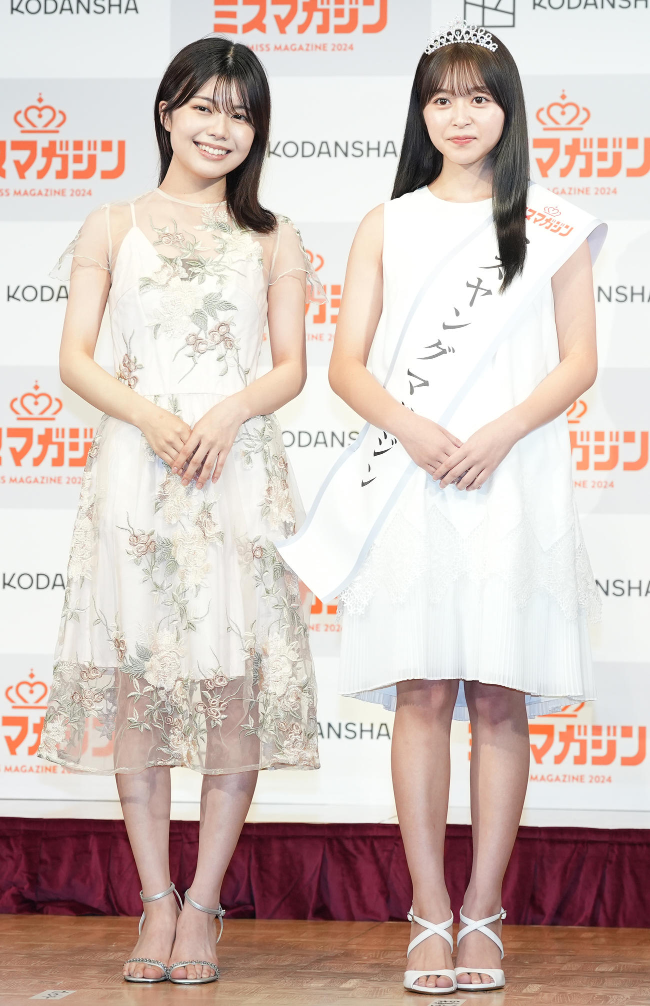 「ミスマガジン2024グランプリ発表イベント」のフォトセッションで笑顔を見せるミスヤングマガジンの山本杏（右）とゲストの松田実桜（撮影・鈴木みどり）