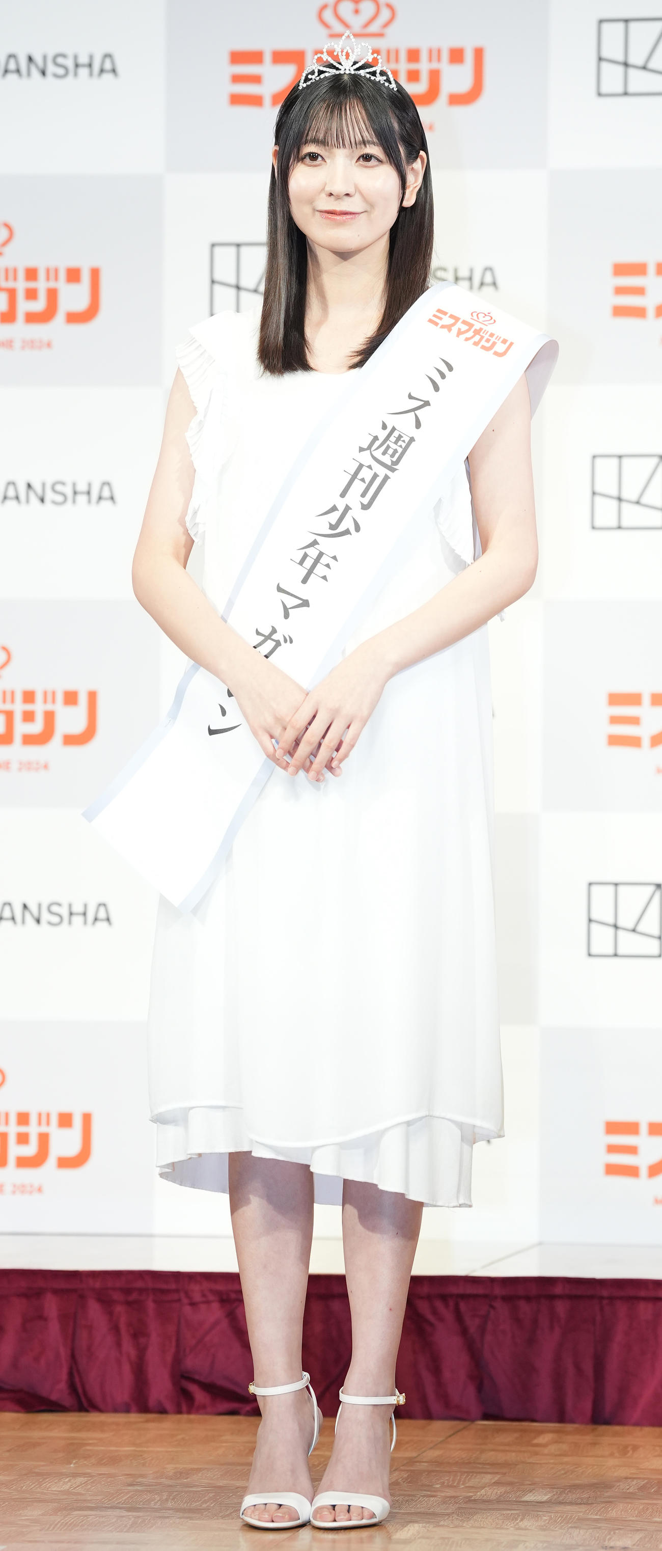 「ミスマガジン2024グランプリ発表イベント」のフォトセッションで笑顔を見せるミス週刊少年マガジンの花城奈央（撮影・鈴木みどり）