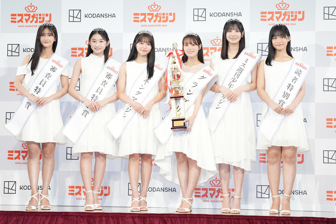 「ミスマガジン2024グランプリ発表イベント」のフォトセッションに納まる各賞受賞者。左から審査員特別賞の大西陽羽、古田彩仁、ミスヤングマガジンの山本杏、ミスマガジンの葉月くれあ、週刊少年マガジンの花城奈央、読者特別賞の尾茂井奏良（撮影・鈴木みどり）