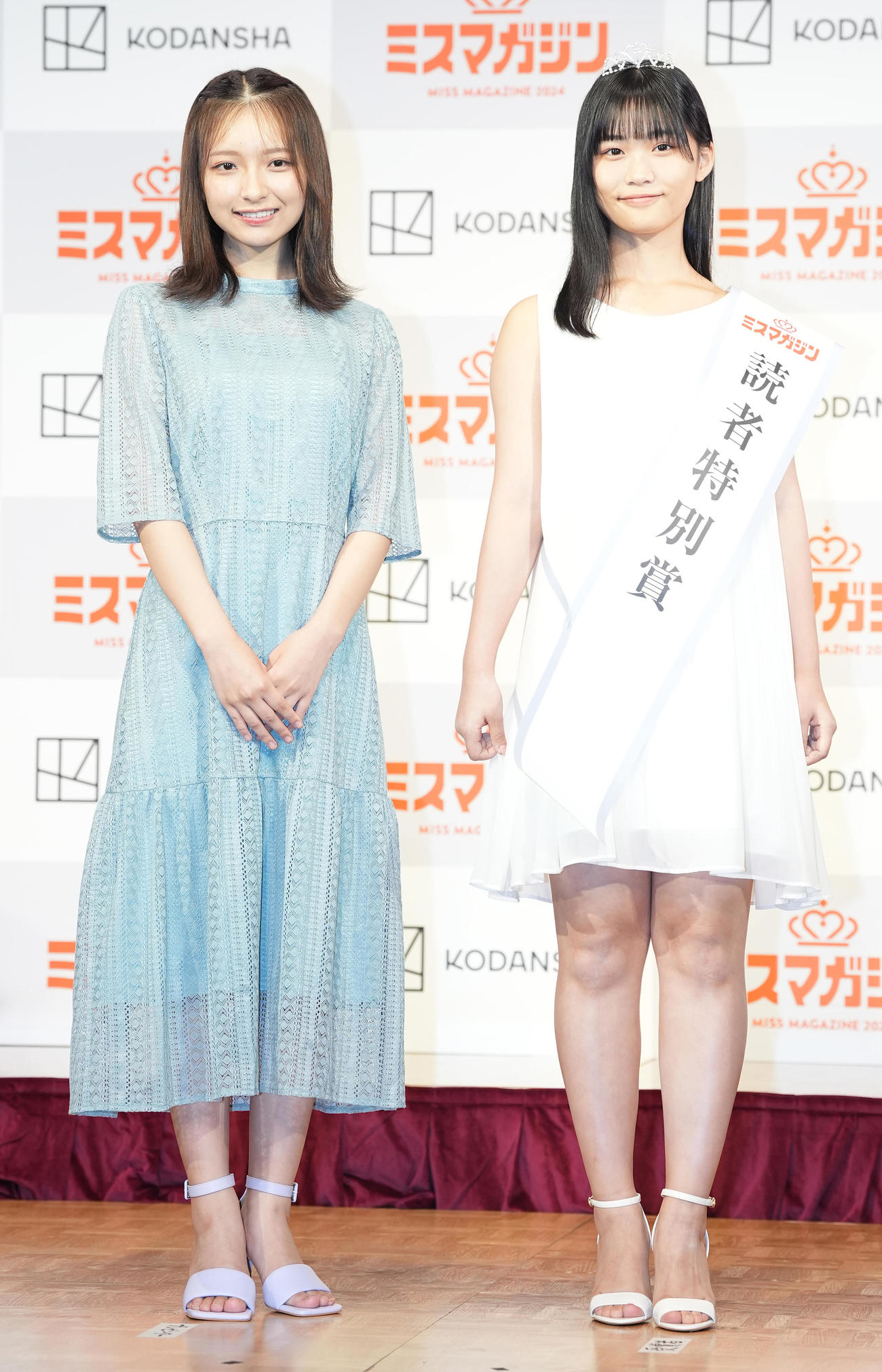 「ミスマガジン2024グランプリ発表イベント」のフォトセッションで笑顔を見せる読者特別賞の尾茂井奏良（右）とゲストの一ノ瀬瑠菜（撮影・鈴木みどり）