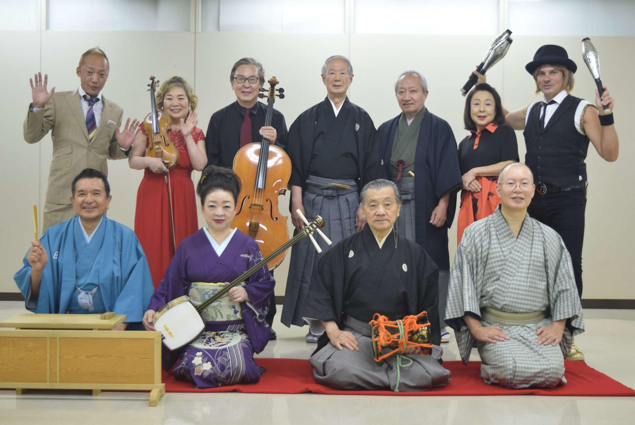 第2回「大阪文化芸能まつり」の開催会見に出席した（前列左から）桂小春団治、松浪千壽、久田舜一郎、旭堂南湖、（後列左から）シンデレラ松井成行、木村直子、木村政雄、大槻文蔵、桐竹勘十郎、紅萬子、RIKI（撮影・阪口孝志）