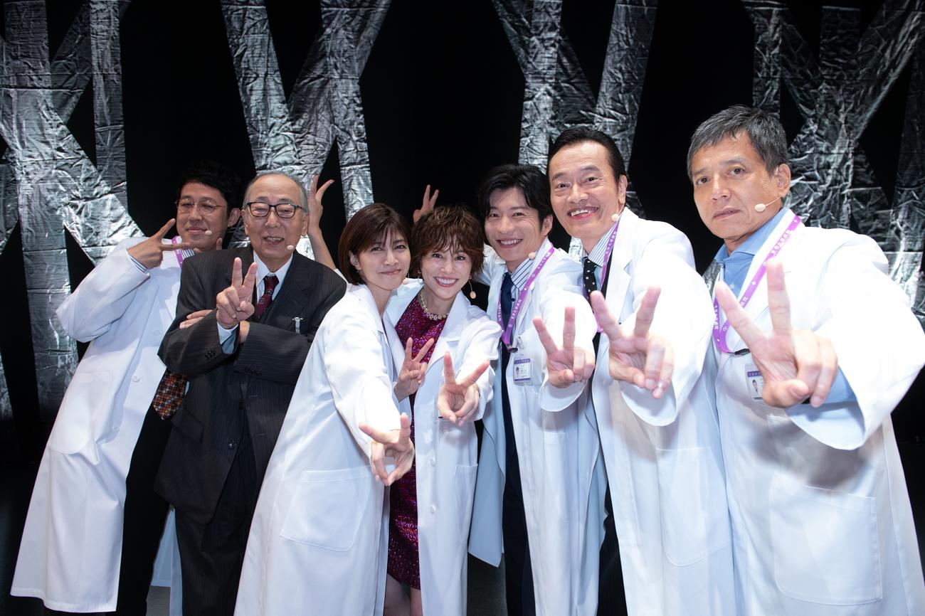 テレビ朝日「ドクターX」ファンミーティングに出席した、左から小籔千豊、岸部一徳、内田有紀、米倉涼子、田中圭、遠藤憲一、勝村政信