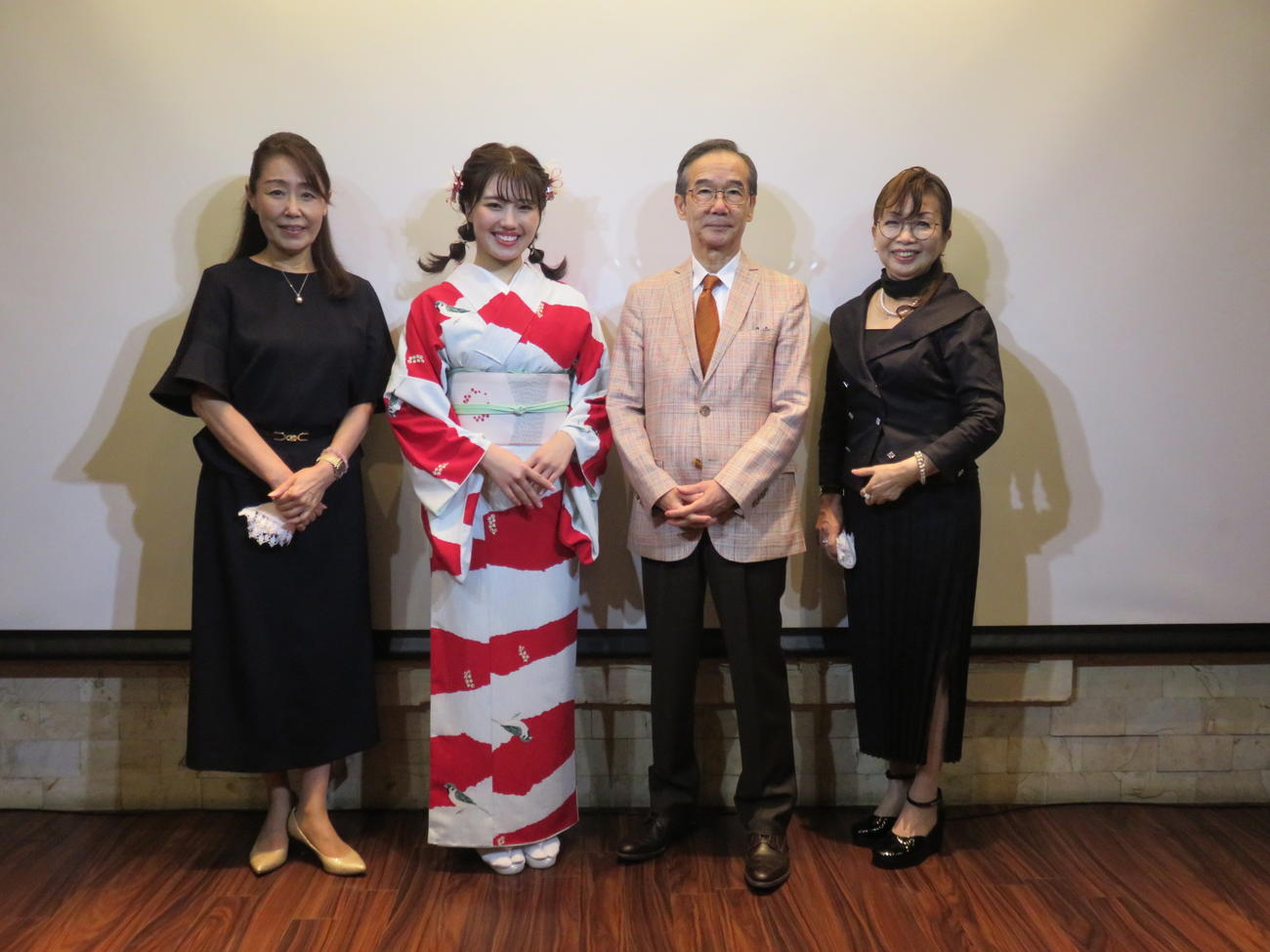 演歌歌手里野鈴妹のデビュー・コンベンションに出席した、左からさくらちさと氏、里野鈴妹、水森英夫氏、菅麻貴子氏