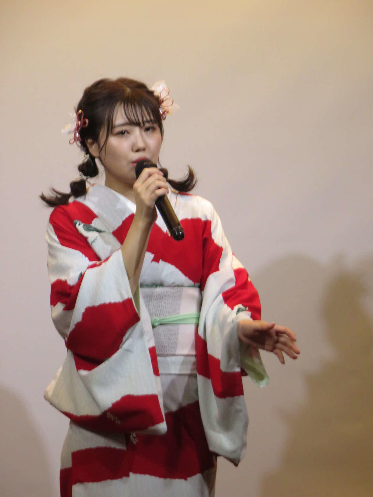 「バカ酒場」歌う演歌歌手里野鈴妹