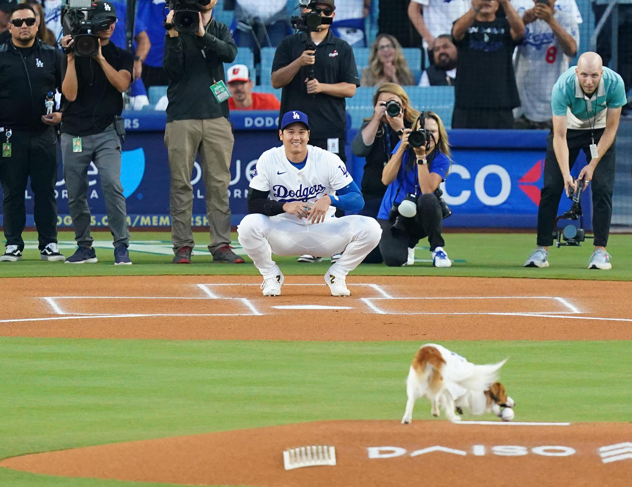 ドジャース対オリオールズ　始球式でマウンドでボールをくわえる愛犬デコピンを笑顔で見つめる大谷（撮影・菅敏）