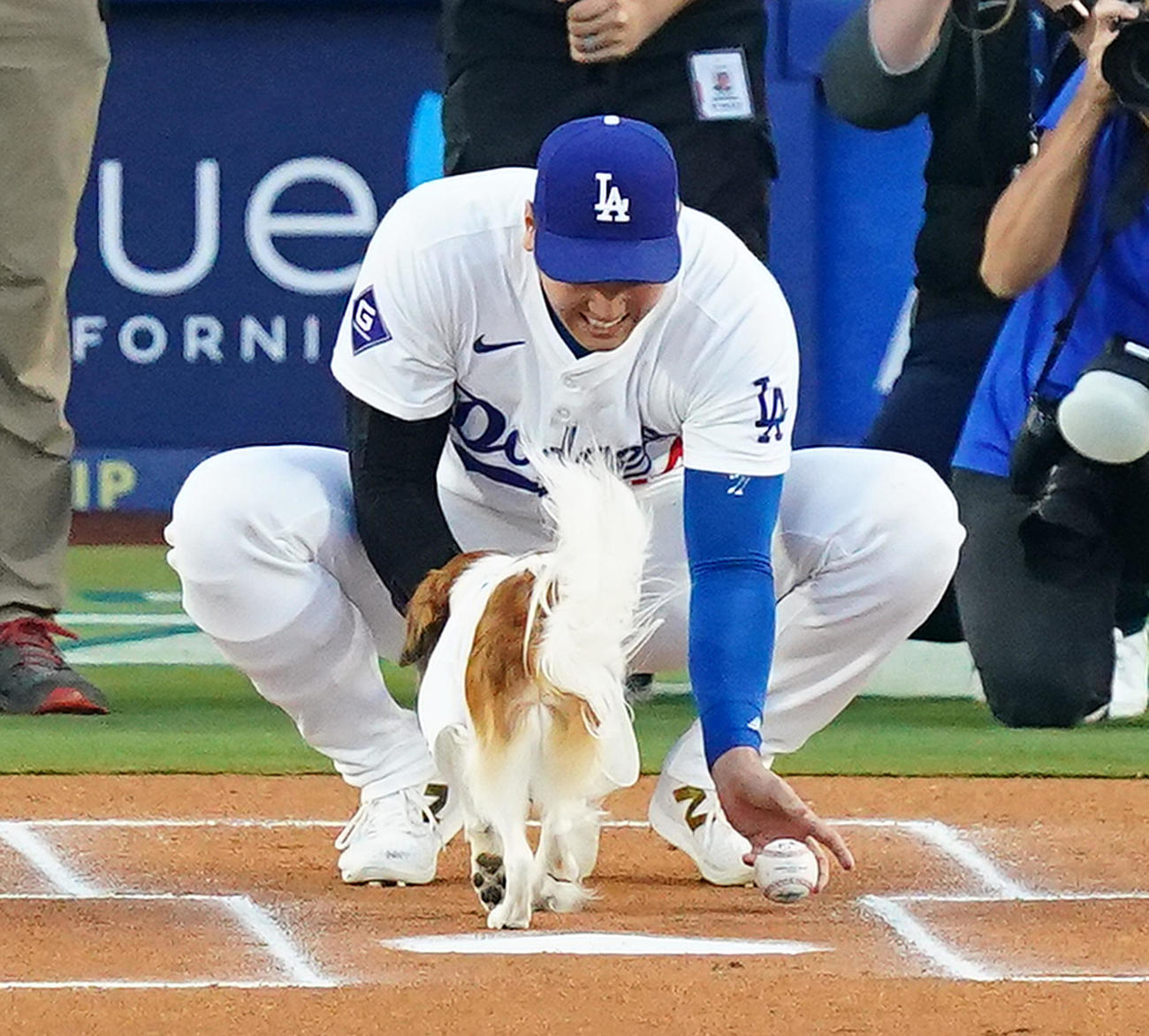 ドジャース対オリオールズ　始球式で愛犬デコピンからのボールをキャッチする大谷（撮影・菅敏）