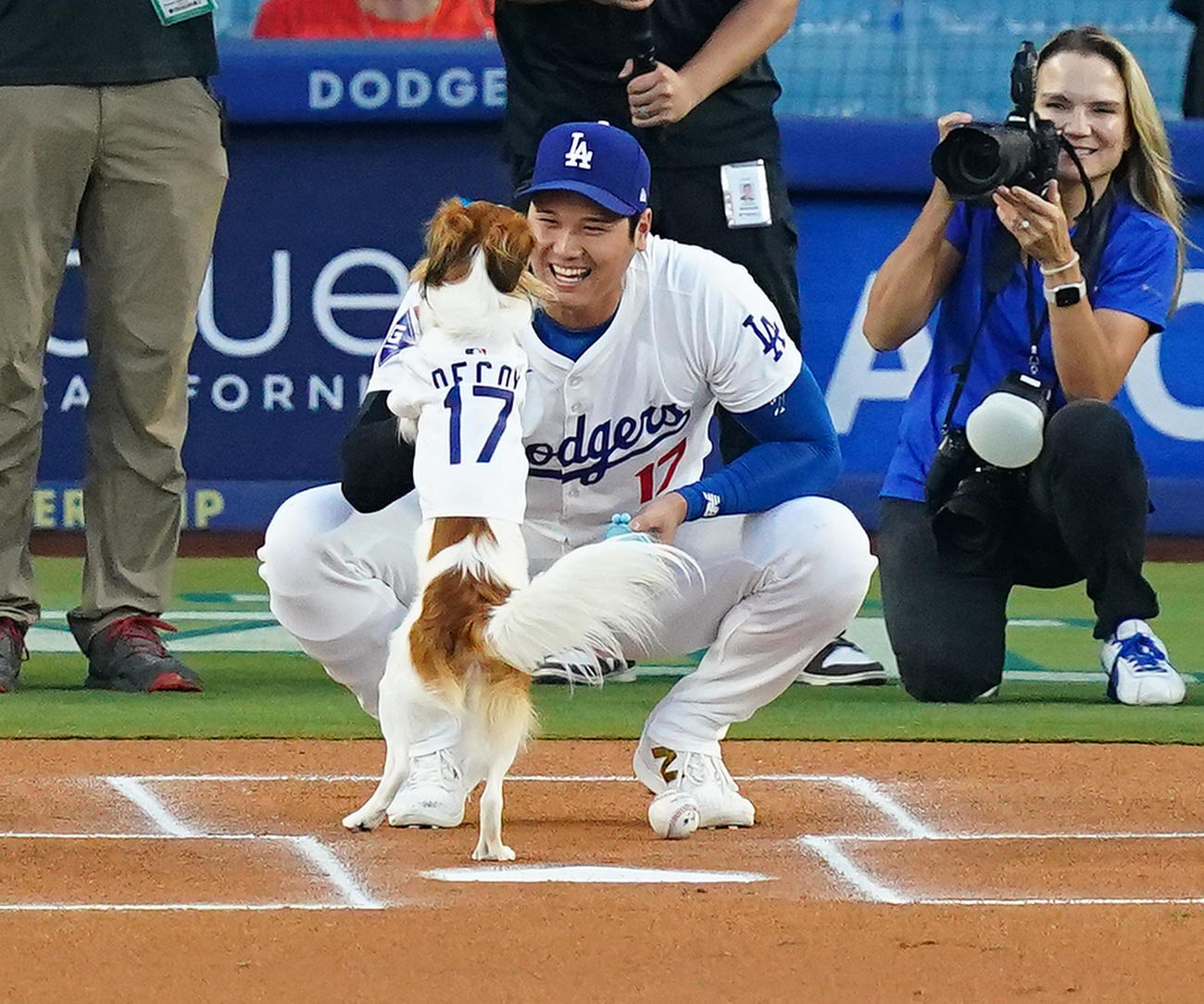 ドジャース対オリオールズ　始球式を終えた愛犬デコピンとタッチをする大谷（撮影・菅敏）